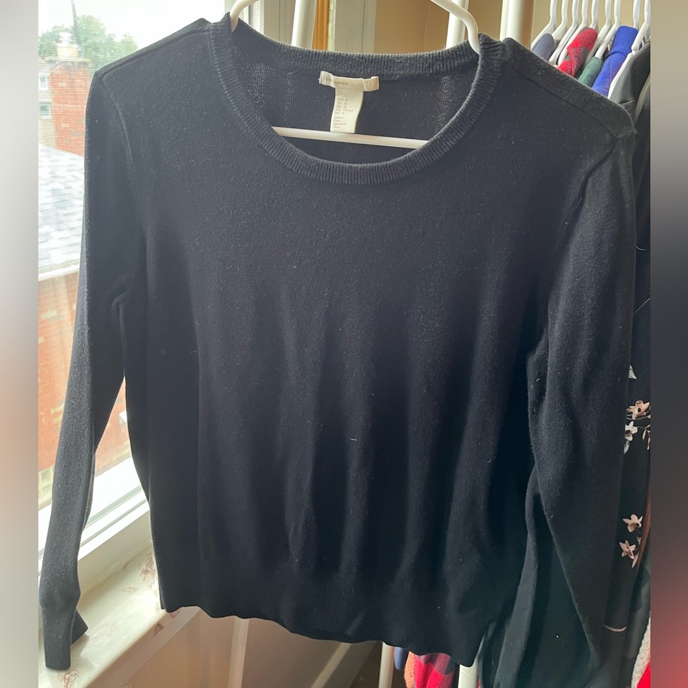 H&M - Black crewneck sweater - Size medium